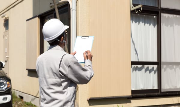 担当者が訪問して現地調査を行う様子